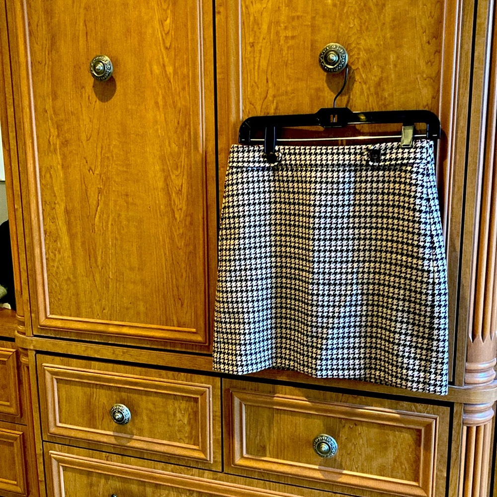 Adorable houndstooth mini skirt. Wear to work, date night, church